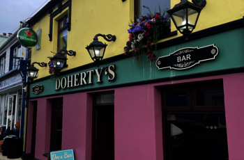 Irland, County Donegal - Doherty's pub i Adara