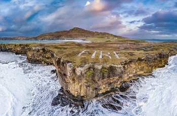 Irland, County Donegal - bølgerne slår ind på halvøen Muckross Head