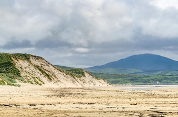 Irland, County Donegal - de høje sandklitter set fra stranden ved Five Finger Beach