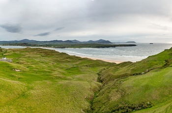 Irland, County Donegal - det lille vandløb, der løber ud ved Five Finger Beach