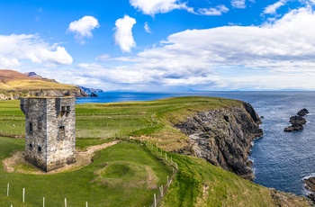Irland, County Donegal - kysten ved Malin Beg med signaltårnet fra napoleonstiden