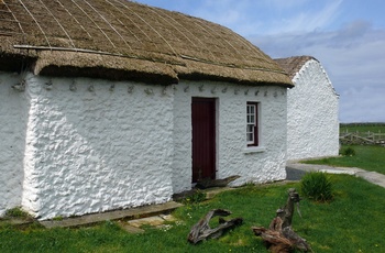 Irland, County Donegal - smukke hvide huse i Glencolmcille Folk Village