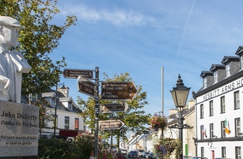 Irland, County Donegal - torvet i Adara med statue af spillemanden John Doherty
