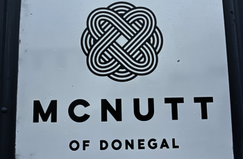 Irland, County Donegal - væveriet McNutt's smukke logo
