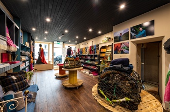 Irland, County Donegal, Adara - Campbells of Ardara Knitwear