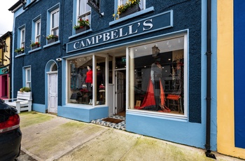 Irland, County Donegal, Adara - facaden af Campbells of Ardara Knitwear,