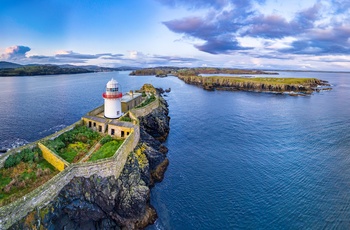 Irland, Wild Atlantic Way - Rotten Island Lighthouse med Killybegs i baggrunden