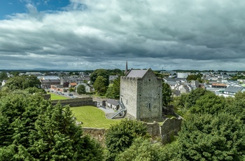 Irland, County Galway - Athenry Castle med byen som baggrund