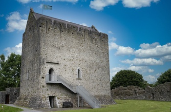 Irland, County Galway - Athenry Castle med en indgangen i første sals højde