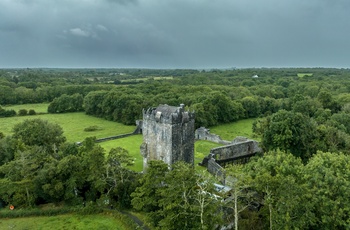 Irland, County Galway - Aughnanure Castle troner ensomt i det grønne landskab