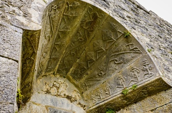 Irland, County Galway - bue med inskriptioner over et vindue på Aughnanure Castle 