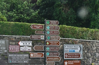 Irland, County Kerry - vejskilte i Kenmare og bemærk sklitningen af Wild Atlantic Way - Tourism Ireland)