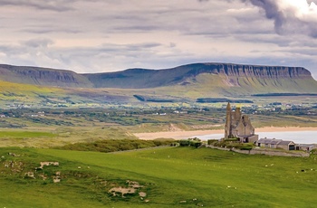 Irland, County Sligo - Classiebawn Castle med bjerget Benbulben i baggrunden