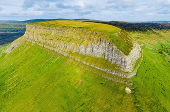 Irland, County Sligo - det flade og grønne bjerg Benbulbin