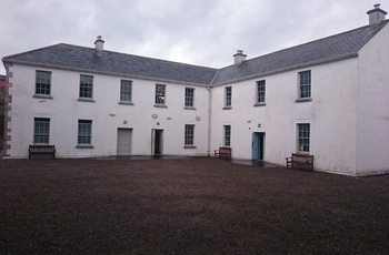 Irland, County Waterford - gården med kasernebygningen på Dungarvan Castle