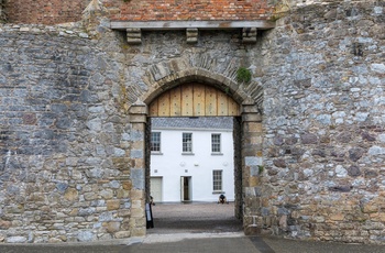 Irland, County Waterford - den imponerende port til Dungarvan Castle