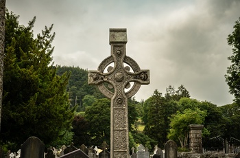 Irland, County Wicklow - St. Kevin’s Cross ved Glendalough Monastic Site