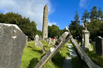 Irland, County Wicklow - gravsten på Glendalough Monastic Site (Foto - Tourism Ireland by Sonja Parapatits)