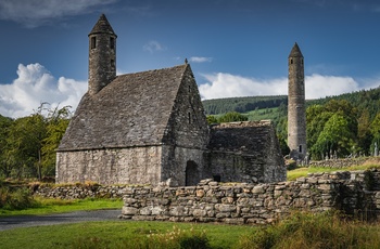 Irland, County Wicklow - middelalderkirken St. Kevin's Church og tårnet ved Glendalough Monastic Site (2)