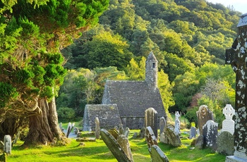 Irland, County Wicklow - middelalderkirken omgivet af smukke stenkors ved Glendalough Monastic Site