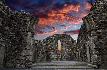 Irland, County Wicklow - ruinerne af middelalderkirken  ved Glendalough Monastic Site i flot aftensol