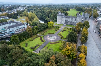 Irland, Kilkenny - Kilkenny Castle med have set fra oven (Foto - Courtesy Failte Ireland)