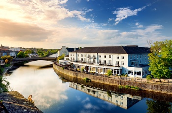 Irland, Kilkenny - Kilkenny Rivercourt Hotel spejler sig i River Nore