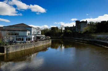 Irland, Kilkenny - River Court Hotel og Kilkenny Castle ved River Nore
