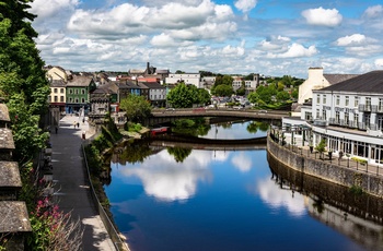 Irland, Kilkenny - vue mod byen langs floden Nore
