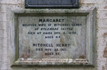 Irland, Kylemore Abbey - mindesten til Margret Henry på mausoleet