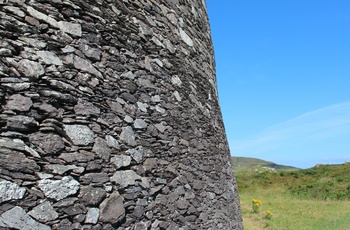 Irland, Ring of Kerry - den restaurerede ydermur på Cahergal Stone Fort