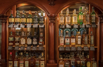 Irland, Waterford - whiskey reol på Thomas Francis Meagher Bar i Granville Hotel