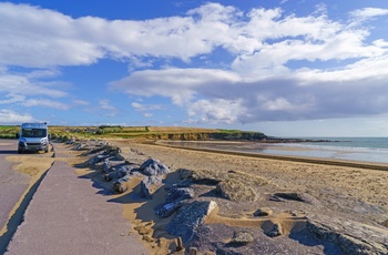 Autocamper parkeret nær strand i det sydlige Irland