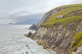 Autocamper holder ud til Kerry Cliffs - Irland