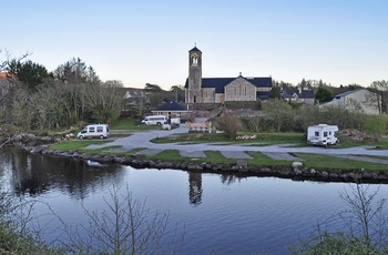 Autocamper parkeret ved kirke i Kerry - Irland