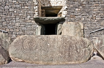 Indgang til Newgrange, en 5.000 år gammel gravhøj i Irland