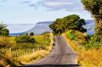 Vej gennem landskabet og mod Ben Bulben nær byen Sligo, Irland