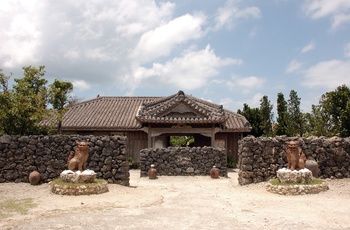 Indgang til Ishigaki Yaima Village, Okinawa i Japan AS