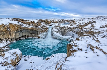 Aldeyjarfoss vandfaldet om vinteren i Island