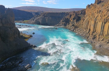 Fossende vand fra Aldeyjarfoss vandfaldet i Island