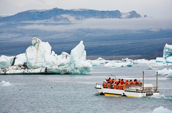 Rejsende på udflugt i ambibiebåd, Island