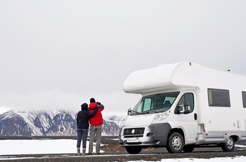Par ved autocamper i snedækket landskab - Island