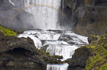 Regnbue ved vandfaldet Ófærufoss i Eldgja - verdens største vulkankløft - Island