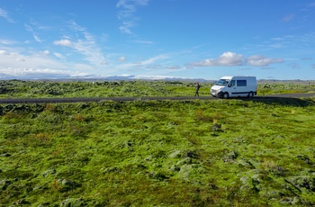På vej gennem lavafeltet Eldhraun i Island
