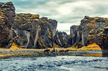 Ridetur gennem Fjaðrárgljúfur kløften og floden Fjaðrá , Island