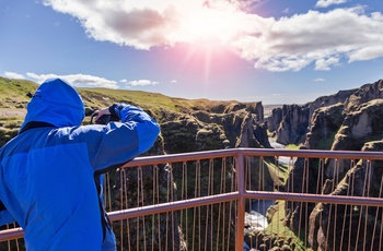 Hiker fotograferer udsigten til Fjaðrárgljúfur kløften, Island