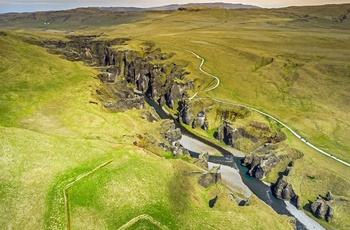 Fjaðrárgljúfur kløften og floden Fjaðrá set fra en drone, Island