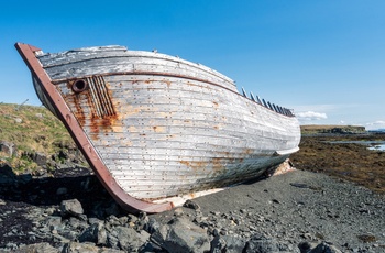 Vrag af gammel hvalfangerskib på den lille ø Flatey - Island