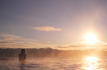 GeoSea - infinity pool i solnedgang på Island
