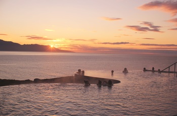 GeoSea - geotermiske bade og infinity pool i solnedgang, Island